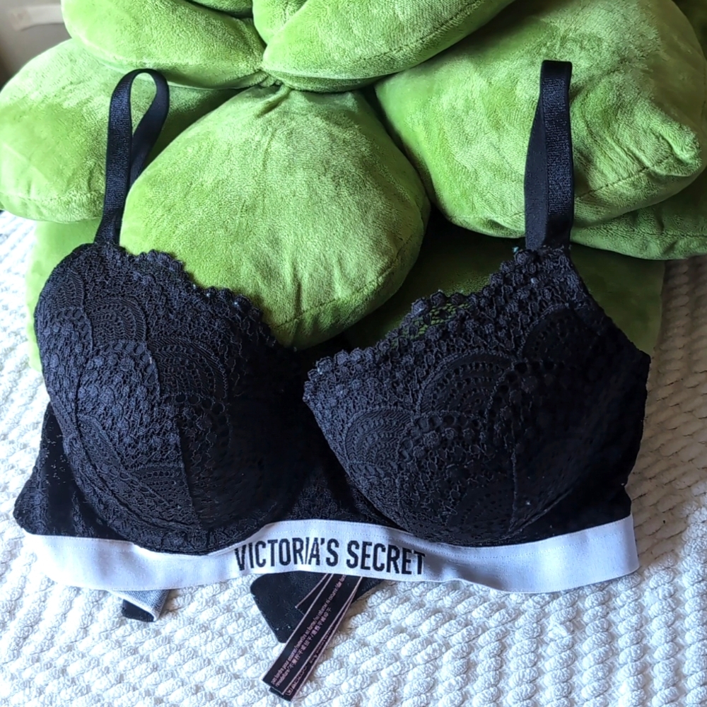 Black lace VS bra